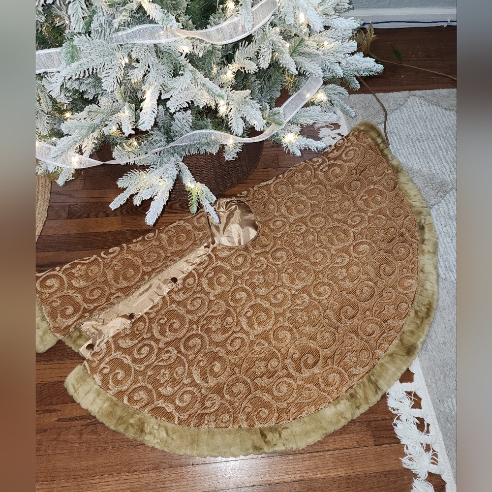 Gorgeous Gold Satin Lined Tree Skirt